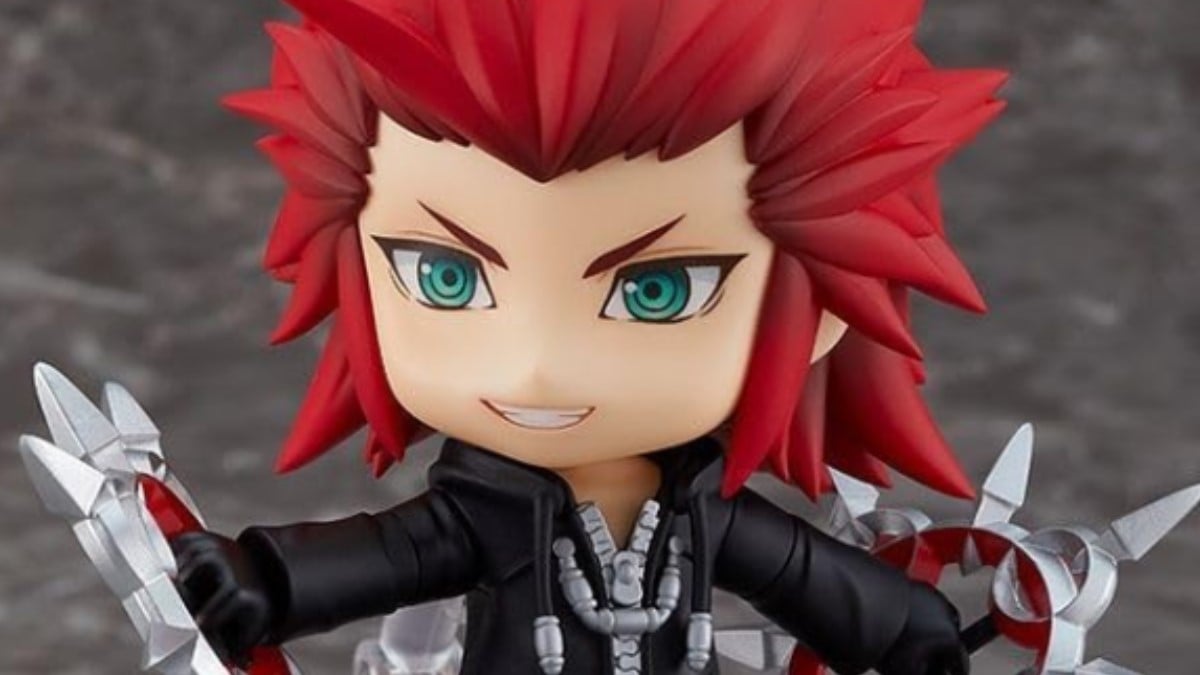 Axel Nendoroid holding two circular metal weapons